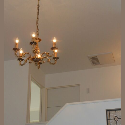 おしゃれな階段のおすすめ照明―真鍮製のクラシカルなシャンデリア　PB427/6