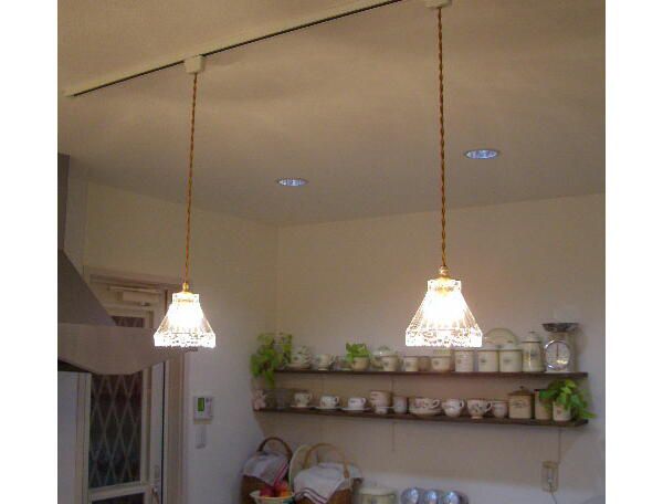 キッチンの照明としてカウンターに吊ったペンダントライト2台。