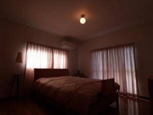 ベッドルームの天井にシンプルな光のシーリングライト―106/MAT-PB393/H