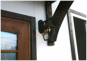 玄関の外壁におしゃれなアンティーク風屋外照明のEW091/Dをつけました