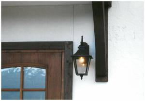 白壁と木製ドアがおしゃれな玄関に設置された玄関ライト―EW091/Dの施工実例