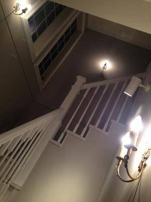 階段のおしゃれでアンティークな照明として、壁につけるブラケットライトWB091の施工例