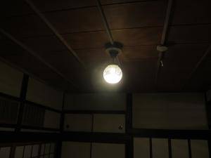 和室の天井に、月明かりのように優しい光でシーリングライトが灯る―おしゃれな天井灯355E/SAT-PB394/H/Z