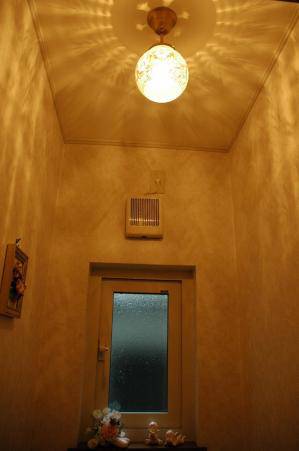 トイレの天井に設置したおしゃれなシーリングライト