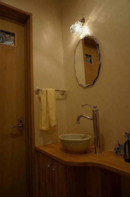 トイレの手洗い場にブラケットライトWB235+475/CLRを設置した実例