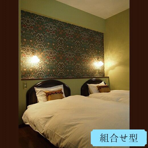 おしゃれな寝室のおすすめ照明―ベッド上の壁紙を引き立てるアンティーク風ブラケットライト　WF323+352E/SAT