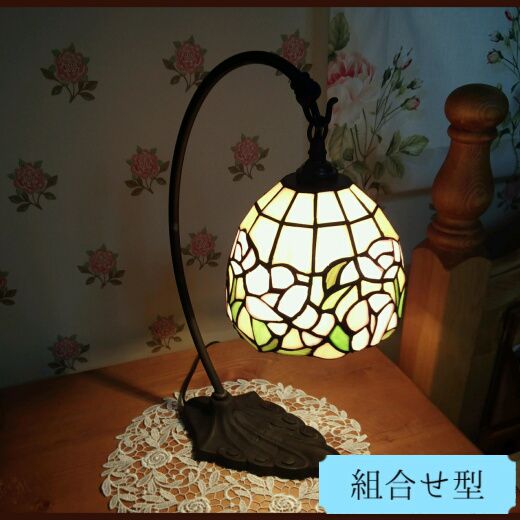 おしゃれな寝室のおすすめ照明―ベッドサイドに飾った、バラのステンドグラスのテーブルランプ　TB118/Z+573/TIF