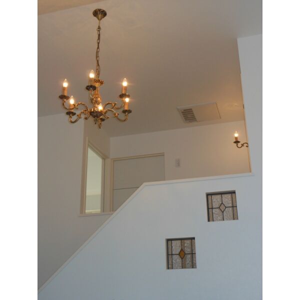 階段の形によって異なる照明の設置位置 コンコルディア照明