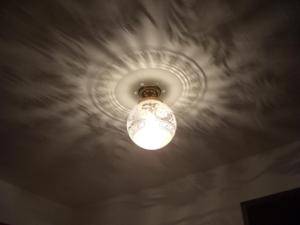 天井に映りこんでいる影模様が美しいおしゃれな天井灯-108E/COG-PB394-を玄関照明として