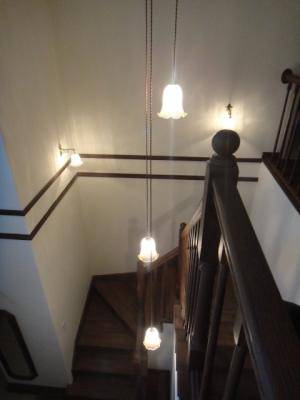 階段室に下がるペンダントライトは壁照明とお揃いの光を出す―階段吹き抜けのおしゃれな照明施工例