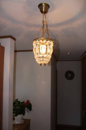 玄関ホールのおしゃれな照明として、アンティーク風のクリスタルシャンデリア