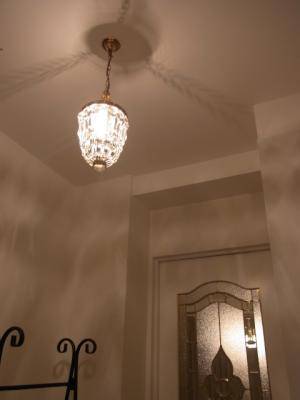 レトロな玄関の照明はその雰囲気にぴったり―100年以上前のデザインのクリスタル製ミニシャンデリア　K39邸