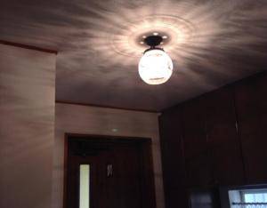おしゃれな玄関ホールの照明として、PB394/Z+355E/COGのシーリングライトを使用