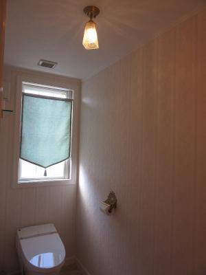 トイレ照明－アンティーク調のガラスシェード965/SATを使った、おしゃれな天井灯