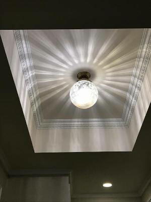 玄関のおしゃれなアンティーク風照明―くっきりとしたコントラストで折り上げ天井の内部が美しく浮かび上がっています