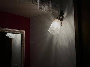 洗面所の調度品ともマッチしているおしゃれなブラケットライト―コンコルディア照明のアンティーク風照明