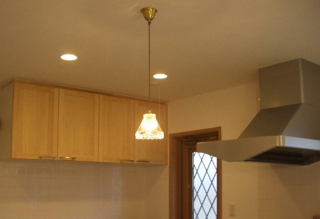 キッチンの照明－ペンダントライトが一台でも手元の灯りとしては十分だし、うるさくなくて良いとの意見もあります　 Y07邸