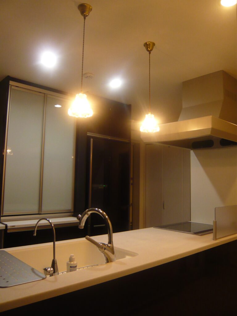 対面キッチンのペンダント照明－すっきりしたモダンなつくりとも相性の良い、キラキラ輝くクリアガラスのひかり　ト U04邸