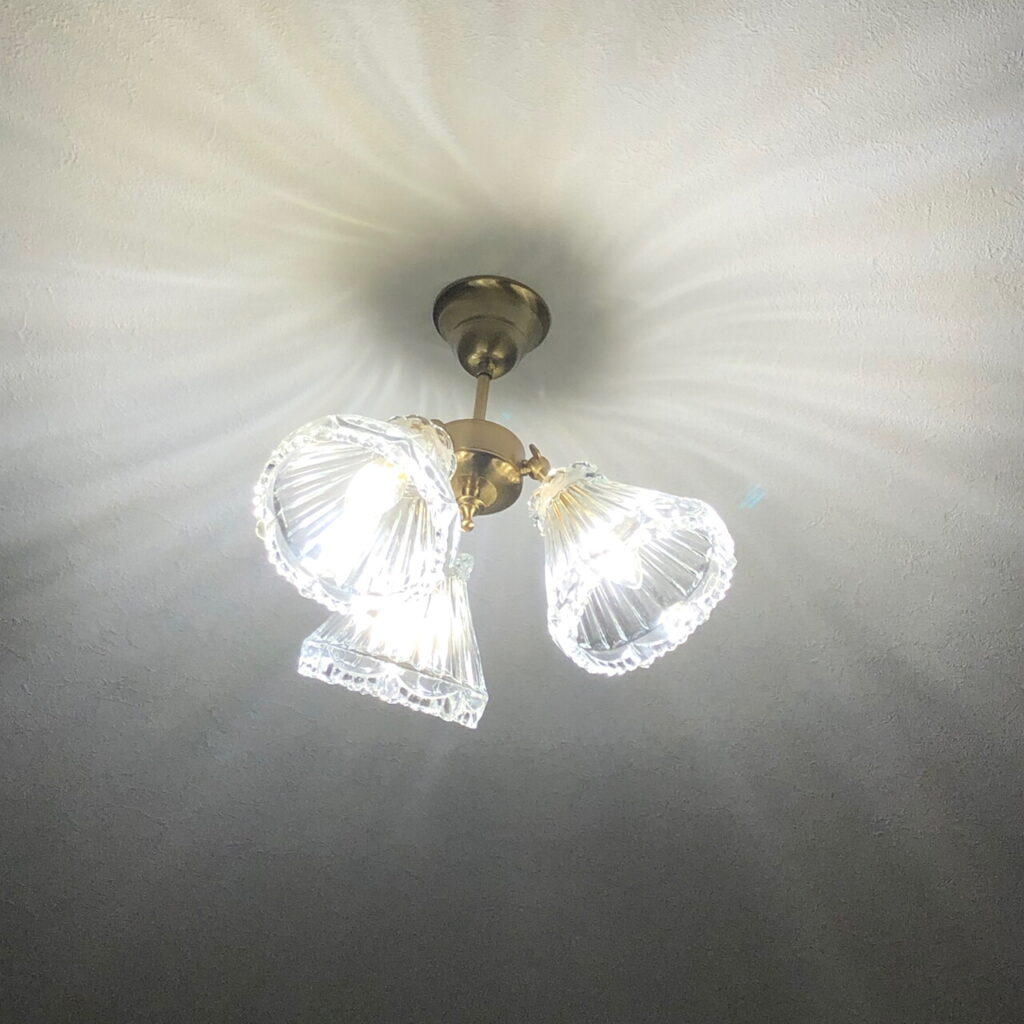 ダイニングエリアの照明におしゃれでかわいい3灯タイプの天井灯－肉厚のガラスを通して温かな光がうれしい　 T62邸