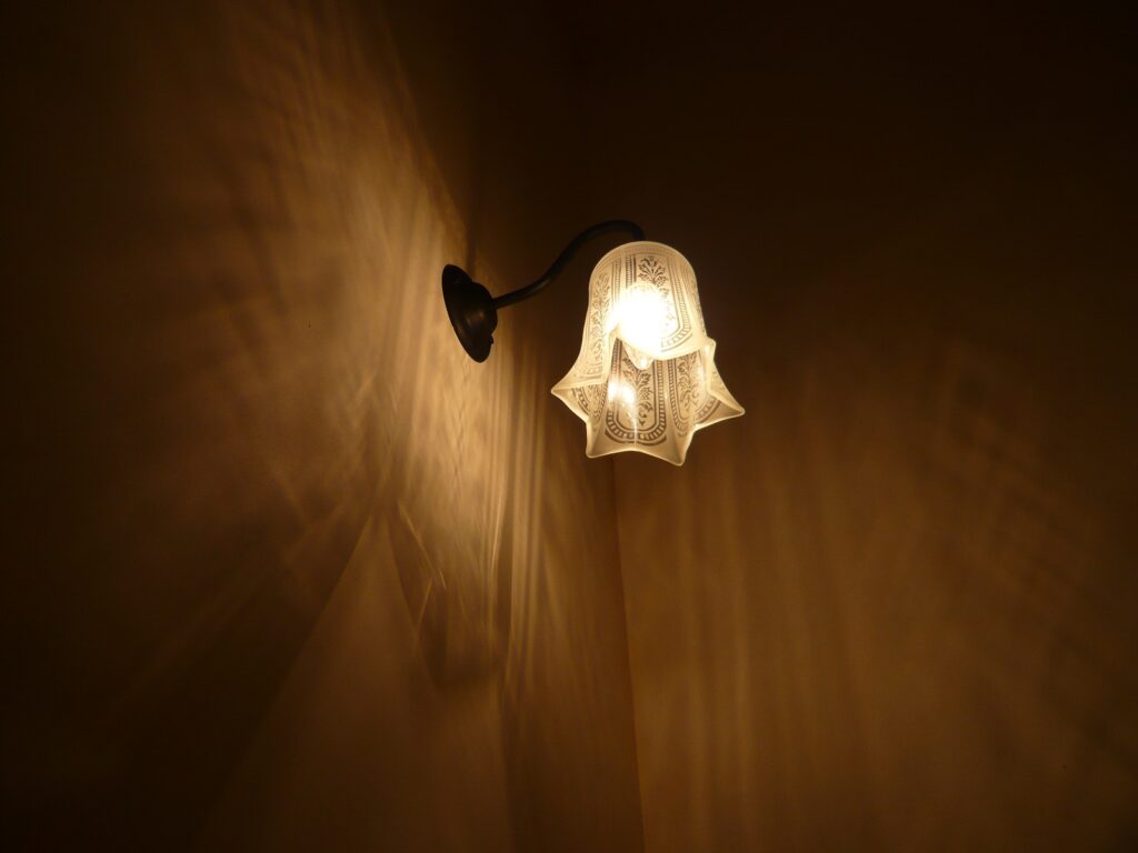 階段を彩るアンティークで美しい光の模様―星型の切口のブラケットライトの照明は誰にも評判が良い　M21邸