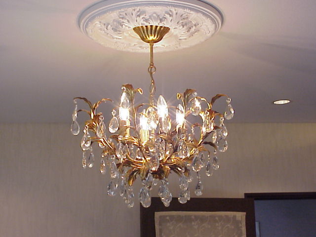 メダリオンを使ったリビングの照明－クリスタルとフィレンツェ伝統技法を使った、使いやすいシャンデリア　 O05邸