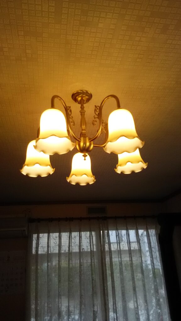 リビングの照明にチェーンを使わず直接天井に設置するタイプのシャンデリア－アイボリー色の光が暖かな印象を与えます　M44邸
