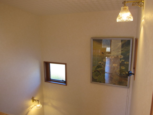 階段－肉厚でやさしい光を放つクリアガラスを使ったアンティーク調のブラケット照明　A10邸