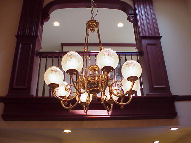 リビングルーム吹き抜けの照明－ヴィクトリアン様式の8灯のシャンデリアがこの堂々とした雰囲気づくりには必須でした　 K04邸