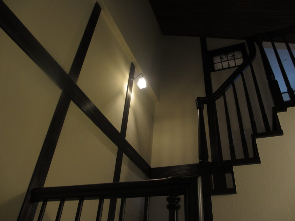 和と洋の雰囲気を併せ持つ階段の照明－しっくいの壁にヨーロピアンでレトロなひかりが素直に吸い込まれる　O34邸