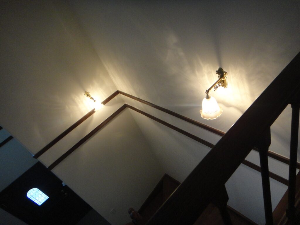 階段の照明として、同じテイストのガラスシェードを使い、同じトーンの光で揃えて重厚感をサポートしています　H19邸