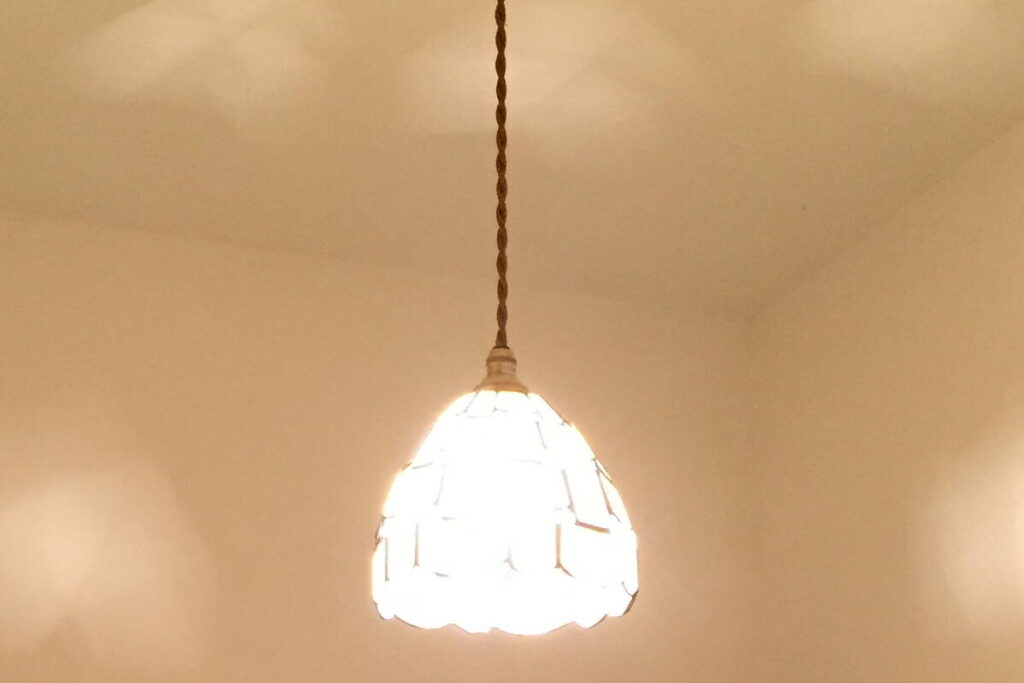 格子模様のステンドグラスを使ったペンダントライトをトイレ照明に使ったら、壁にまで光の模様が浮き出ます　O26邸