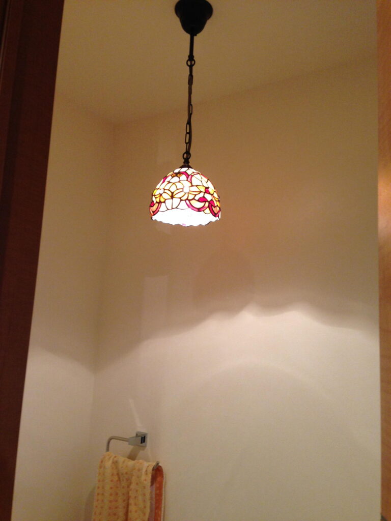 ステンドグラスのペンダント照明をトイレに設置するならば、天井や壁はごくシンプルな仕上げにしたほうが良い　A11邸