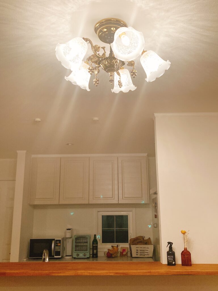 ダイニング照明に天井直付けのシャンデリア－キッチンから出窓方向を見たときの姿が美しすぎる　M53邸
