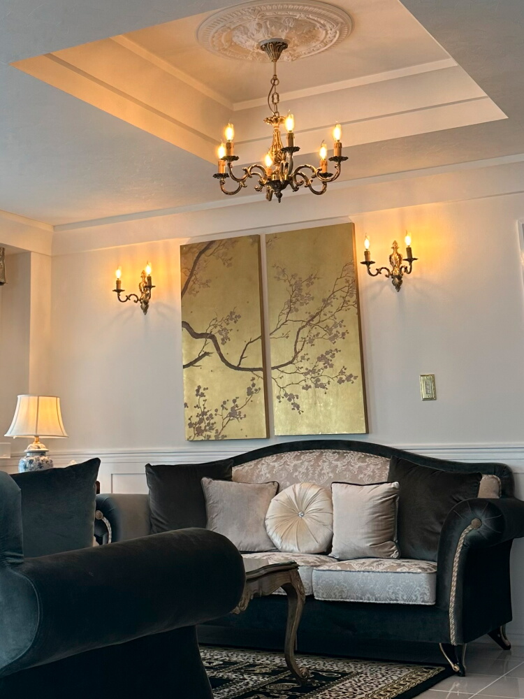 屏風絵（風）が印象的な本格派なクラシック調リビングルームに、アンティークデザインのシャンデリアやブラケット照明　K79邸